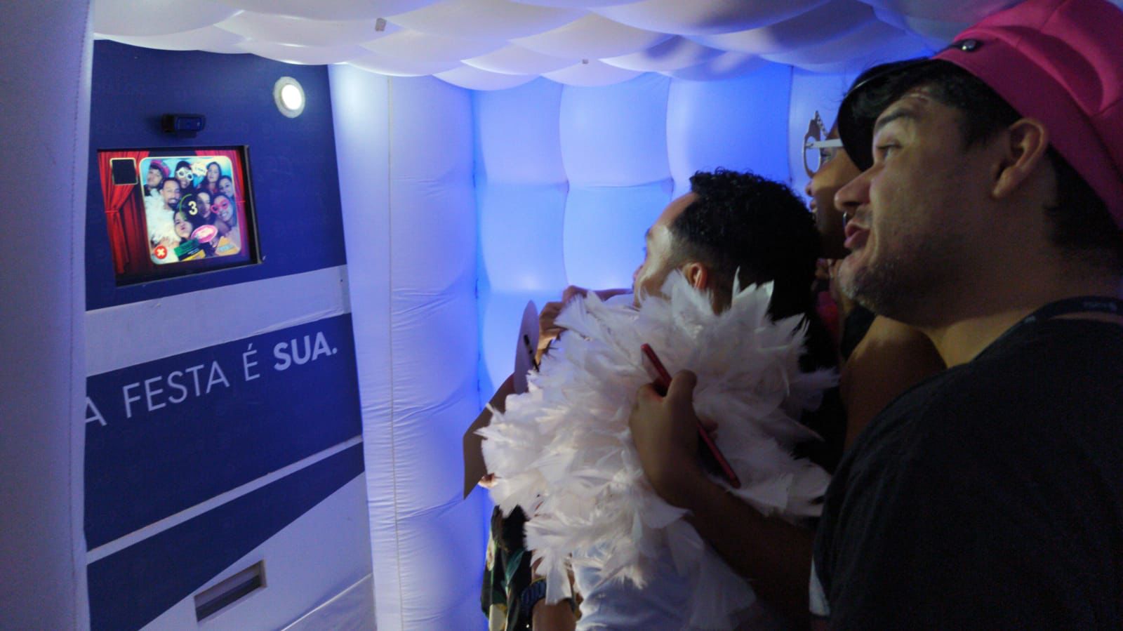 Túnel infinito iluminado em evento da Look Foto Cabine